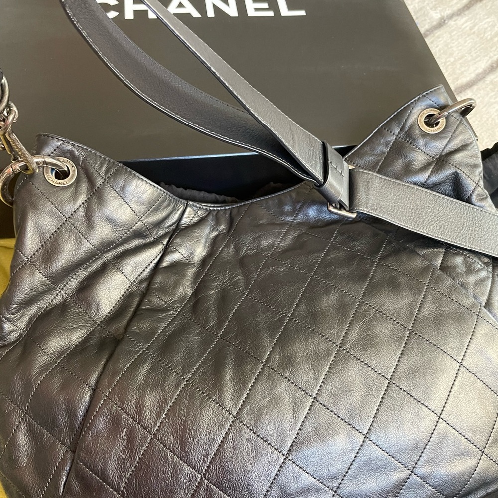 💯% Authentic Chanel hobo crossbody bag - Picture 15 of 17
